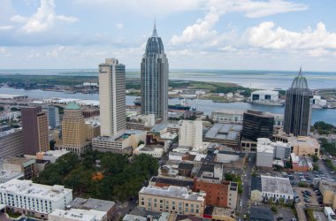 Şehir merkezindeki Mobile, Alabama rıhtımının gökyüzü manzarası