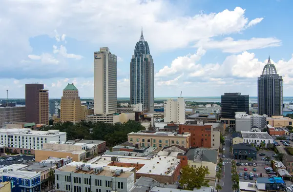 Şehir merkezindeki Mobile, Alabama rıhtımının gökyüzü manzarası