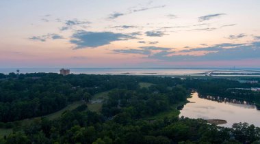 Gün batımında Daphne, Alabama'daki Orman Gölü'nün havadan görünümü