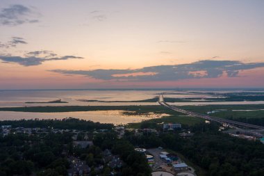 Gün batımında Daphne, Alabama'daki Orman Gölü'nün havadan görünümü