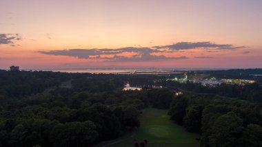 Gün batımında Daphne, Alabama'daki Orman Gölü'nün havadan görünümü