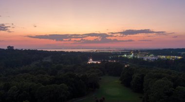 Gün batımında Daphne, Alabama'daki Orman Gölü'nün havadan görünümü