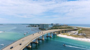 Ekim 'de Orange Beach, Alabama' daki Perdido Geçidi Köprüsü 'nün havadan görüntüsü
