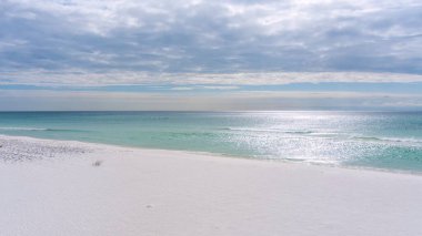 Ekim 'de Pensacola, Florida' daki sahilin havadan görüntüsü.