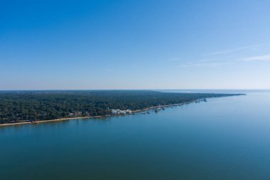 Mobile Körfezi 'nin doğu kıyısındaki Fairhope ve Point Clear' in havadan görüntüsü