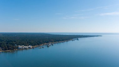 Mobile Körfezi 'nin doğu kıyısındaki Fairhope ve Point Clear' in havadan görüntüsü