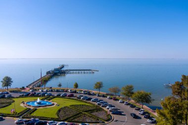 Mobile Körfezi 'nin doğu kıyısındaki Alabama Belediye İskelesi, Fairhope' un hava manzarası.