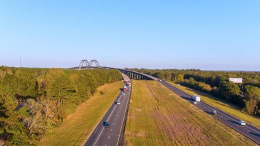 Kasım 'da Mobile, Alabama yakınlarındaki Dolly Parton köprüsünün hava görüntüsü