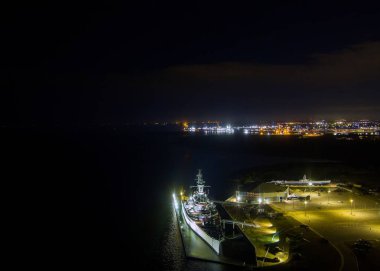Gece Mobile Körfezi 'ndeki USS Alabama savaş gemisinin hava görüntüsü.