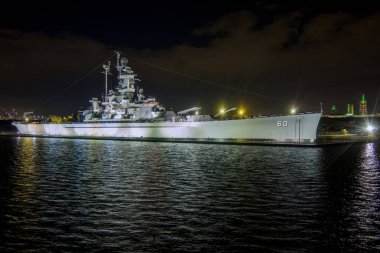 USS Alabama savaş gemisinin hava görüntüsü ve geceleri Mobil gökyüzü.