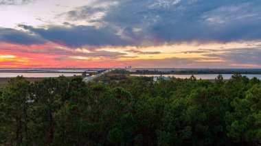 Gün batımında Mobil Körfezi 'nin doğu kıyısından görülebilen Mobil, Alabama ufuk çizgisi.