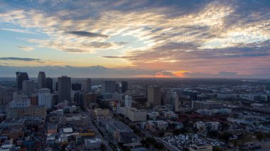 Kasım 'da günbatımında New Orleans, Louisiana şehir merkezinin hava manzarası