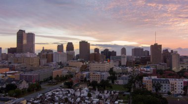 Kasım 'da günbatımında New Orleans, Louisiana şehir merkezinin hava manzarası