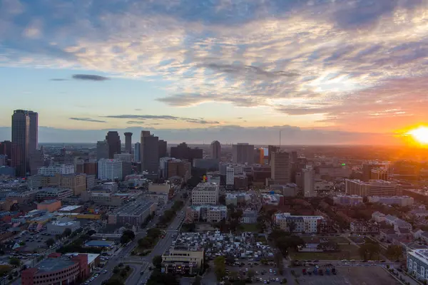 Kasım 'da günbatımında New Orleans, Louisiana şehir merkezinin hava manzarası