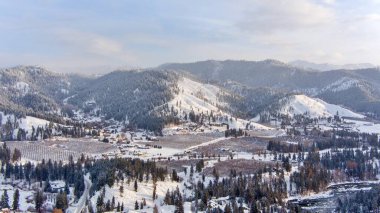 Aralık 'ta gün doğumunda Leavenworth, Washington' un hava görüntüsü