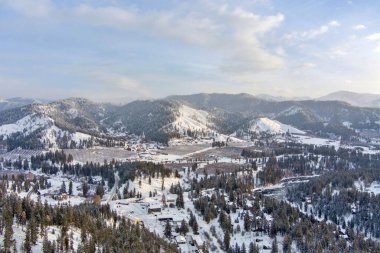 Aralık 'ta gün doğumunda Leavenworth, Washington' un hava görüntüsü