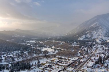 Aralık 'ta gün doğumunda Leavenworth, Washington' un hava görüntüsü