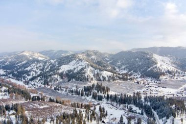 Aralık 'ta gün doğumunda Leavenworth, Washington' un hava görüntüsü