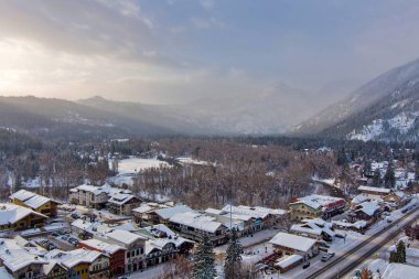 Aralık 'ta gün doğumunda Leavenworth, Washington' un hava görüntüsü