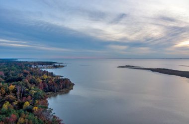 Kasım 'da günbatımında Mobile Körfezi' nin doğu kıyısındaki Daphne, Alabama 'nın hava görüntüsü.