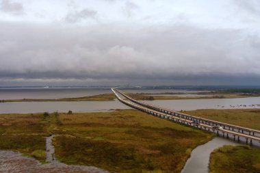 Mobile Bay, Alabama 'nın İHA fotoğrafçılığı Kasım ayında bulutlu bir akşamda
