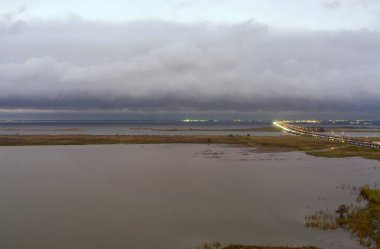 Mobile Bay, Alabama 'nın İHA fotoğrafçılığı Kasım ayında bulutlu bir akşamda