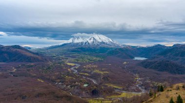 Aralık 'ta gün batımında Washington State Mount St Helens' in insansız hava aracı çekimi