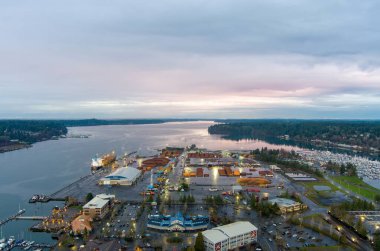 Olympia, Washington Rıhtımı Aralık 'ta gün batımında