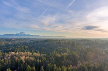 Aralık ayında Covington, Washington 'dan Rainier Dağı' nın havadan görüntüsü