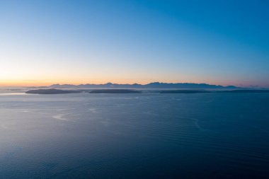 Aralık 'ta gün batımında Puget Sound ve Olimpik Dağları' nın Arial manzarası