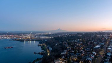 Aralık 'ta gün batımında Rainier Dağı ve Batı Seattle' ın hava manzarası