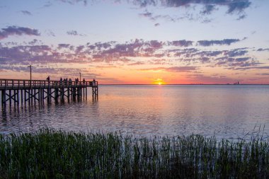 Gün batımında Bayfront Park İskelesi Daphne, Alabama 'daki Mobile Körfezi' nin doğu kıyısında.