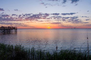 Gün batımında Bayfront Park İskelesi Daphne, Alabama 'daki Mobile Körfezi' nin doğu kıyısında.