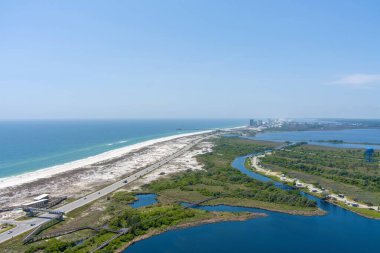 Nisan ayında körfez kıyısındaki sahil ve Körfez Parkı 'nın havadan görüntüsü.