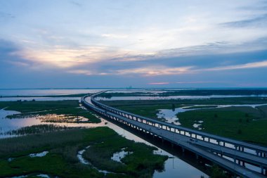 Mayıs 'ta Alabama Körfezi kıyısında gün batımında Jübile Parkway ve Mobil Körfezi' nin hava manzarası