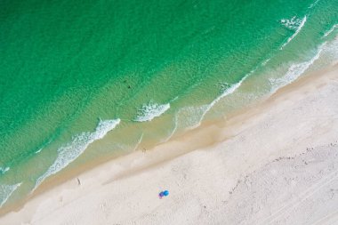 Mayıs ayında Pensacola Sahili 'nde sörfün insansız hava aracı fotoğrafı.