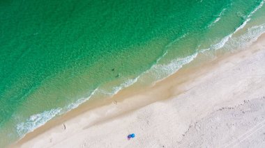 Mayıs ayında Pensacola Sahili 'nde sörfün insansız hava aracı fotoğrafı.