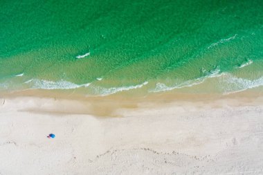 Mayıs ayında Pensacola Sahili 'nde sörfün insansız hava aracı fotoğrafı.