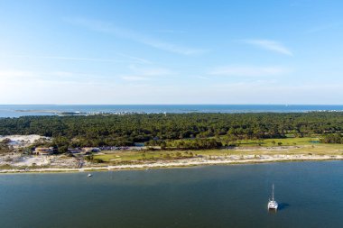 Pelikan Koyu 'nun havadan görünüşü ve Veliaht Ada, Alabama' daki plaj.