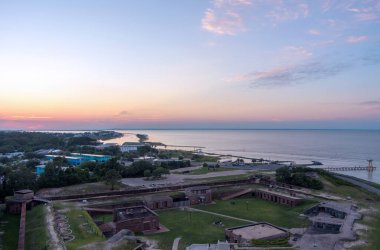 Gün batımında Veliaht Ada 'daki Fort Gaines' in hava görüntüsü.