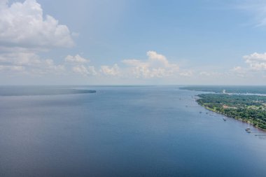 Ağustos 'ta Jacksonville, Florida yakınlarındaki Orange Park ve St Johns Nehri' nin hava manzarası