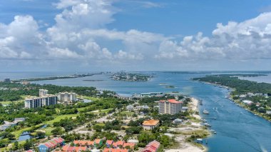 Temmuz 'da Perdido Key, Florida' daki sahilin havadan görüntüsü.