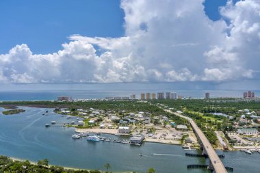 Temmuz 'da Perdido Key, Florida' daki sahilin havadan görüntüsü.