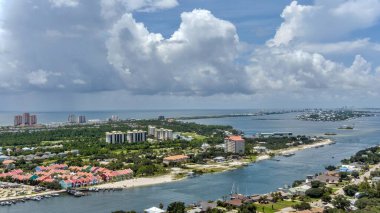 Temmuz 'da Perdido Key, Florida' daki sahilin havadan görüntüsü.