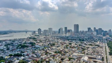 Güneşli bir ağustos gününde New Orleans, Louisiana ve Mississippi Nehri 'nin hava manzarası