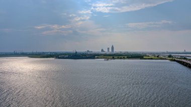 Mobile Körfezi 'nin havadan görünüşü ve Ağustos' ta şehir merkezindeki ufuk çizgisi