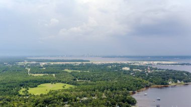 Ağustos 'ta Jacksonville, Florida yakınlarındaki Orange Park ve St Johns Nehri' nin hava manzarası