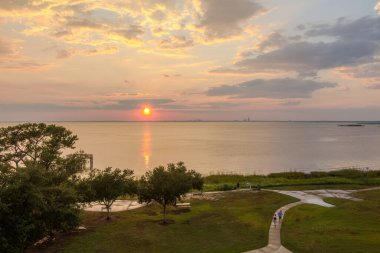 Gün batımında Bayfront Park İskelesi Daphne, Alabama 'daki Mobile Körfezi' nin doğu kıyısında.