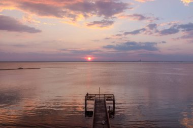 Gün batımında Bayfront Park İskelesi Daphne, Alabama 'daki Mobile Körfezi' nin doğu kıyısında.