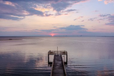 Gün batımında Bayfront Park İskelesi Daphne, Alabama 'daki Mobile Körfezi' nin doğu kıyısında.